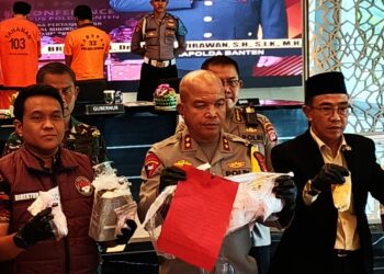 Kapolda Banten Irjen Pol Hengki (tengah), bersama jajarannya, menunjukkan barang bukti kejahatan yang diamankannya, Jumat (26/12/2025). (MARDIANA/SATELITNEWS.COM)