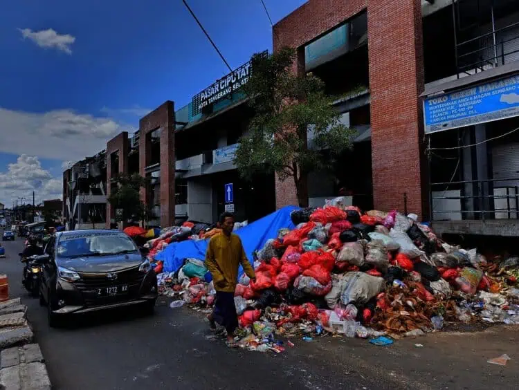 Sampah Masih Menggunung di Ciputat, Setengah Badan Jalan Terpakai
