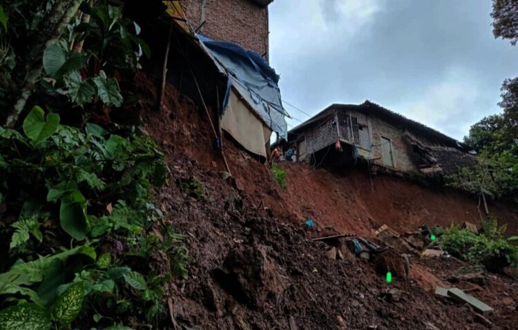 LONGSOR - Beberapa rumah di Desa Cikumbueun, Kecamatan Mandalawangi, Kabupaten Pandeglang, nyaris tergerus longsor. (ISTIMEWA)