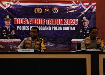 PRESS RELEASE - Kapolres Pandeglang AKBP Dhyno Indra Setyadi, didampingi jajarannya, memaparkan capaian kinerja sepanjang tahun 2025, di Aula Mapolres Pandeglang, Senin (29/12/2025). (MARDIANA/SATELITNEWS.COM)