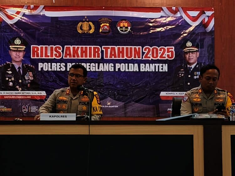 PRESS RELEASE – Kapolres Pandeglang AKBP Dhyno Indra Setyadi, didampingi jajarannya, memaparkan capaian kinerja sepanjang tahun 2025, di Aula Mapolres Pandeglang, Senin (29/12/2025). (MARDIANA/SATELITNEWS.COM)