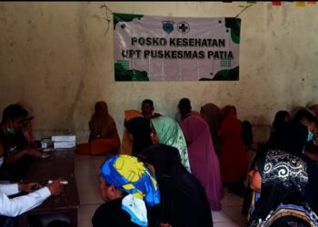 Masyarakat Desa Idaman, Kecamatan Patia, Kabupaten Pandeglang, mengikuti kegiatan pelayanan pemeriksaan kesehatan gratis, Selasa (30/12/2025). (ISTIMEWA)