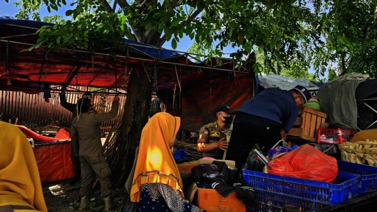 Bikin Macet, 28 Bangunan Liar di Jalan Raya Sentiong Balaraja Dibongkar