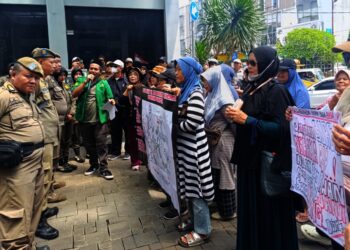 UNJUK RASA: Warga Muncul melakukan aksi unjuk rasa di pusat pemerintahan Kota Tangerang Selatan, Senin (1/12). Mereka mengajukan tiga tuntutan. (EKO SETIAWAN/SATELIT NEWS)