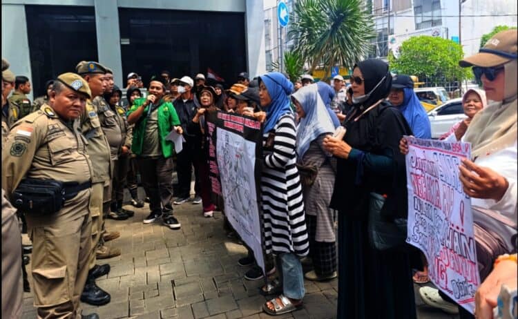 UNJUK RASA: Warga Muncul melakukan aksi unjuk rasa di pusat pemerintahan Kota Tangerang Selatan, Senin (1/12). Mereka mengajukan tiga tuntutan. (EKO SETIAWAN/SATELIT NEWS)