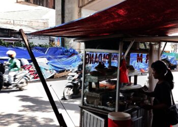 Gegara Tumpukan Sampah, Omzet Warung Nasi di Ciputat Anjlok
