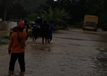 Aksi BPBD-Warga Lebak Gotong Motor Terobos Banjir