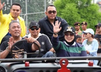 NAIK JEEP: Wabup Tangerang Intan Nurul Hikmah saat naik mobil Jeep bersama dua anggota DPRD Kabupaten Tangerang, dalam rangka launching Program City Tour Komunitas Wisata Kreatif Tangerang, sekaligus membuka kegiatan Tangerang Social Movement Kecamatan Kelapa Dua di Stadion Mini Kelapa Dua, Minggu (7/12/2025). (ISTIMEWA)