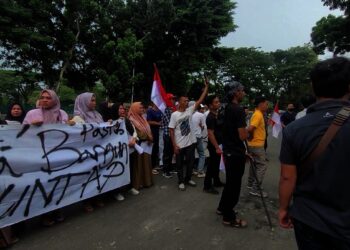 Penghuni Huntara Turun Gunung Tagih Janji Pemkab Lebak