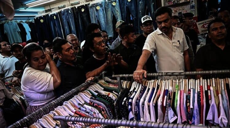 Menteri UMKM Maman Abdurrahman (kedua kanan) dan Wakil Ketua Badan Aspirasi Masyarakat DPR RI Adian Napitupulu (ketiga kiri) berbincang dengan pedagang, di area perdagangan pakaian bekas impor (thrifting) di Pasar Senen, Jakarta, Minggu (30/11/2025). (ISTIMEWA)