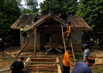 Warga Lebak Gotong Royong Benahi Rumah Janda 6 Anak yang Nyaris Roboh