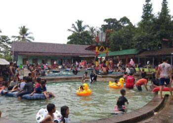 Lokasi wisata pemandian air panas Cisolong, dipadati pengunjung. (ISTIMEWA)