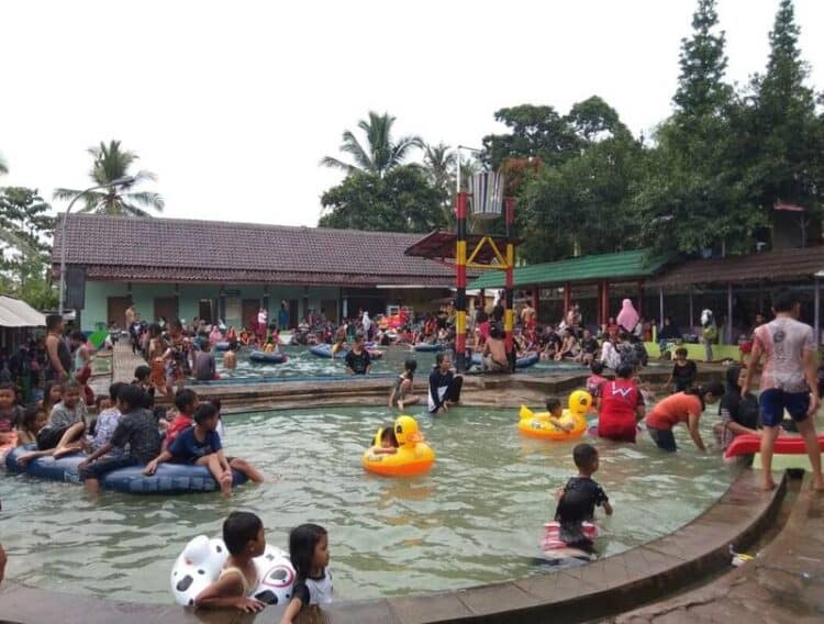Lokasi wisata pemandian air panas Cisolong, dipadati pengunjung. (ISTIMEWA)