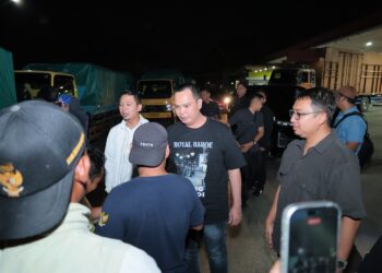 Walikota Serang Budi Rustandi, tinjau langsung proses pengangkutan sampah dari Pemkot Tangsel. (ISTIMEWA)