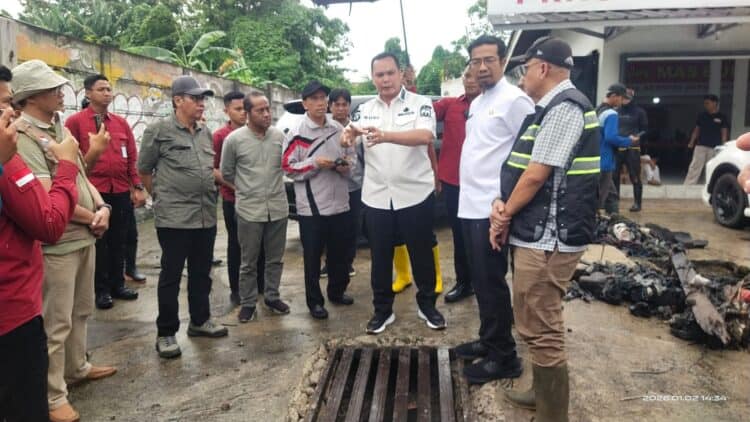 Walikota Serang Budi Rustandi, meninjau lokasi terdampak banjir, Sabtu (3/1/2025). (ISTIMEWA)
