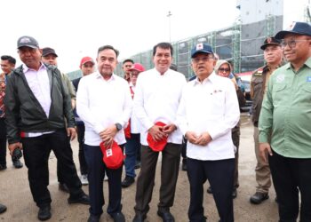 MELEPAS BANTUAN - Bupati Tangerang Moch. Maesyal Rasyid, menghadiri kegiatan pengecekan logistik pengiriman barang bantuan Kapal Kemanusiaan untuk Sumatera Gelombang II, yang diselenggarakan oleh Palang Merah Indonesia (PMI) Pusat. Kegiatan tersebut, berlangsung di Pelabuhan Domestik Tanjung Priok, Jakarta, beberapa waktu lalu. (ISTIMEWA)