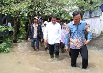 MENINJAU LOKASI BANJIR - Bupati Tangerang Moch. Maesyal Rasyid, meninjau secara langsung lokasi banjir di Perumahan Nuansa Mekarsari 1, Desa Mekarsari, Kecamatan Rajeg. Peninjauan dilakukan untuk memastikan kondisi warga terdampak, sekaligus menyiapkan langkah penanganan jangka pendek dan jangka panjang, Sabtu (3/1/2026). (ISTIMEWA)