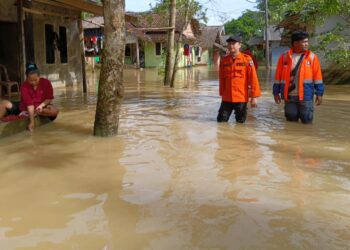MENINJAU BANJIR : Personel BPBD Provinsi Banten, meninjau lokasi banjir di wilayahnya. (ISTIMEWA)