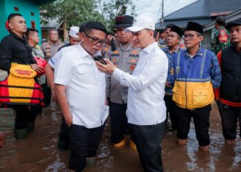 BERBINCANG : Gubernur Andra Soni (kiri), berbincang dengan Wakilnya Achmad Dimyati Natakusumah. (DOKUMEN/SATELITNEWS.COM)