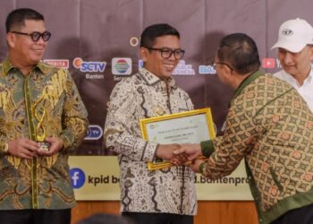 MENERIMA PENGHARGAAN : Gubernur Banten Andra Soni, menerima penghargaan. (DOKUMEN)