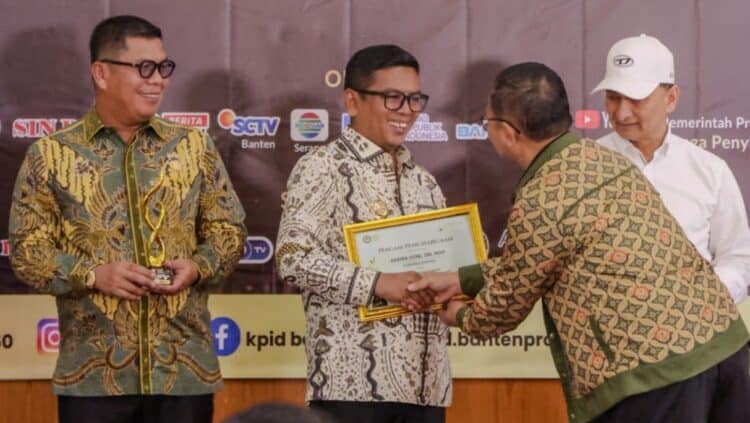 MENERIMA PENGHARGAAN : Gubernur Banten Andra Soni, menerima penghargaan. (DOKUMEN)