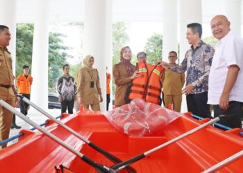 Bupati Serang Ratu Rahmatuzakiyah, menerima bantuan kebencanaan dari pihak swasta, Senin (5/1/2026). (ISTIMEWA)