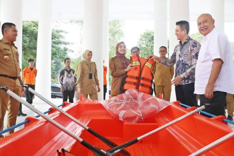 Bupati Serang Ratu Rahmatuzakiyah, menerima bantuan kebencanaan dari pihak swasta, Senin (5/1/2026). (ISTIMEWA)