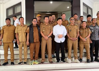 Jajaran pengurus Apdesi Banten, berfoto bersama Wagub Banten Dimyati Natakusumah, usai audiensi. (ISTIMEWA)