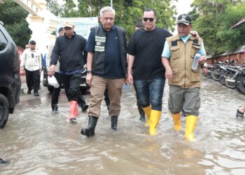 Walikota Serang Budi Rustandi dan jajarannya, menelusuri banjir di kawasan Banten Lama. (ISTIMEWA)