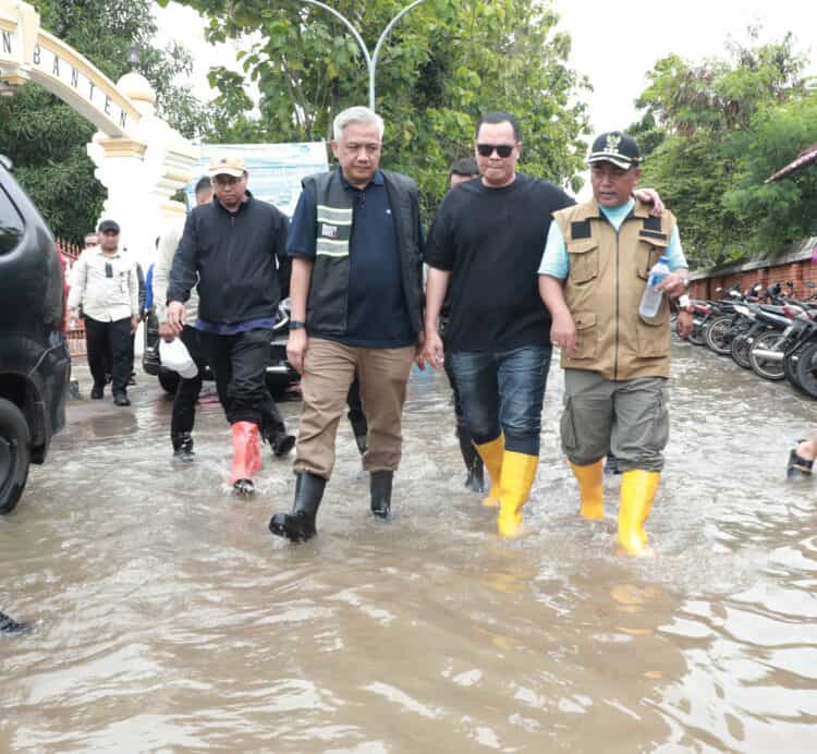 Walikota Serang Budi Rustandi dan jajarannya, menelusuri banjir di kawasan Banten Lama. (ISTIMEWA)