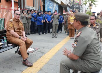 Walikota Serang Budi Rustandi, berdialog dengan Kepala Satpol-PP, dalam rangka memperketat pengawasan Kawasan Royal Baroe. (ISTIMEWA)