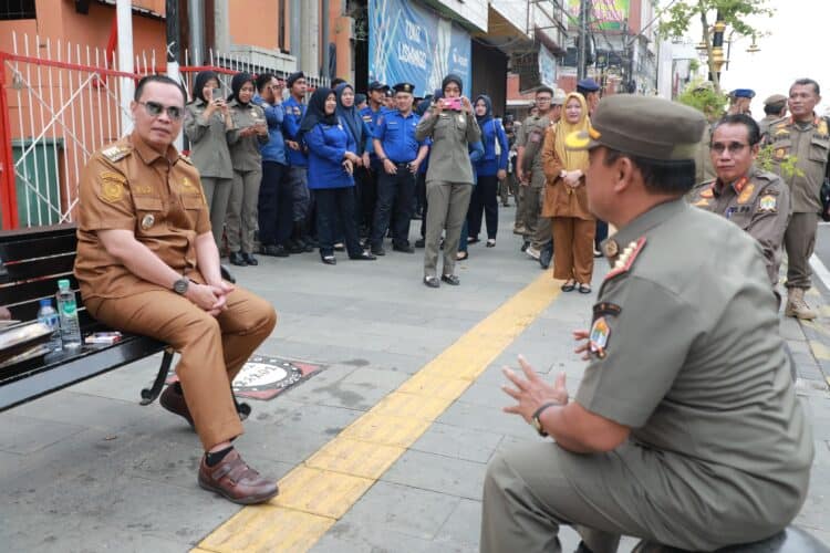 Walikota Serang Budi Rustandi, berdialog dengan Kepala Satpol-PP, dalam rangka memperketat pengawasan Kawasan Royal Baroe. (ISTIMEWA)