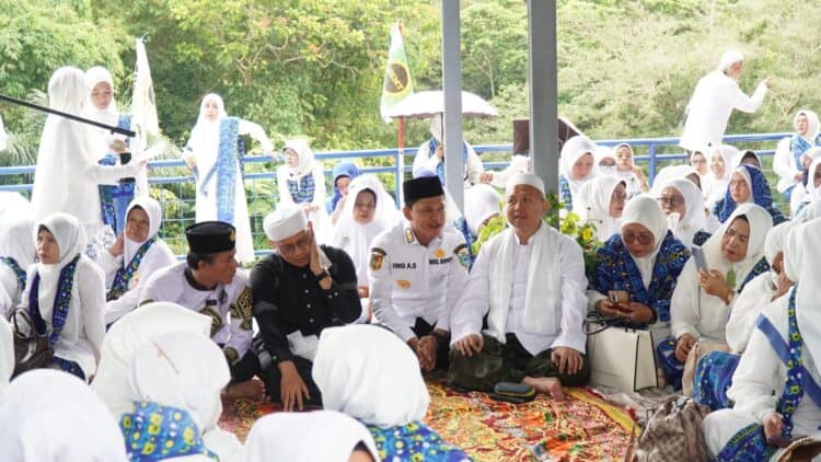 MILAD BKMT - Wabup Pandeglang Iing Andri Supriadi, menghadiri acara peringatan Milad Ke-45 BKMT Se-Provinsi Banten, di Kecamatan Mandalawangi, Kabupaten Pandeglang, Selasa (6/1/2026). (ISTIMEWA)