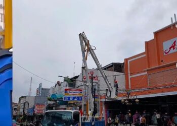 Perusahaan propaider yang tidak mengindahkan himbauan, untuk menertibkan kabel yang semraut di sepanjang jalur pedestrian Royal Baroe, akan dilakukan pemotongan sepihak. (ISTIMEWA)