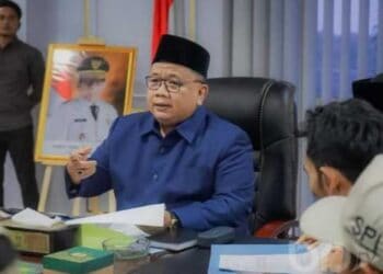 BERBINCANG : Wakil Ketua DPRD Banten Eko Susilo berbincang diruang kerjanya. (ISTIMEWA)