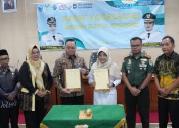 Bupati Pandeglang Raden Dewi Setiani, pimpin Rapat Koordinasi Bidang Sosial Ekonomi, di Oproom Sekretariat Daerah (Setda) melibatkan pendamping PKH dan para pengurus Koperasi Merah Putih, Kamis (8/1/2026). (ISTIMEWA)
