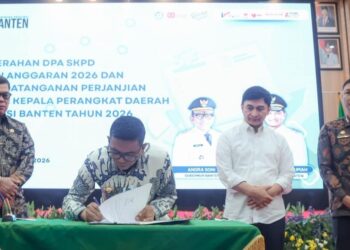 MENANDATANGANI BERITA ACARA : Gubernur Banten Andra Soni, menandatangani berita acara DPA SKPD tahun anggaran 2026. (ISTIMEWA)