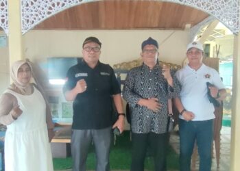 KUNJUNGAN - Ketua SMSI Provinsi Banten, Lesman Bangun, didampingi Mardiyanto Ketua Bidang Organisasi dan Herman Wakil Sekretaris 2, Suluastini Bendahara SMSI Lebak, kunjungi Museum Multatuli, Kabupaten Lebak, Jumat (9/1/2026). (ISTIMEWA)