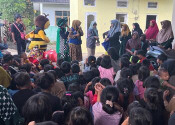TRAUMA HEALING - Komunitas Banten Ceria, bersama relawan gabungan lainnya, memberikan trauma healing kepada ratusan anak-anak di pengungsian, yang terdampak bencana longsor di Desa Kadubeureum, Kecamatan Padarincang, Kabupaten Serang, Sabtu (10/1/2026). (ISTIMEWA)