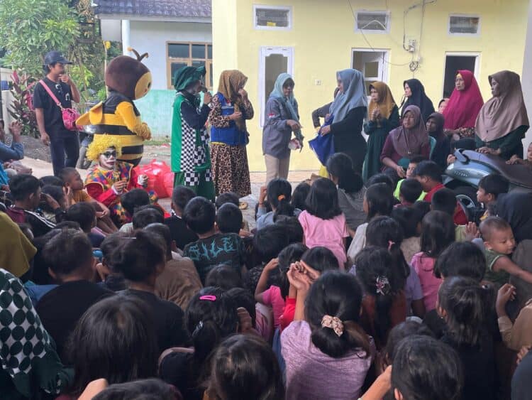 TRAUMA HEALING – Komunitas Banten Ceria, bersama relawan gabungan lainnya, memberikan trauma healing kepada ratusan anak-anak di pengungsian, yang terdampak bencana longsor di Desa Kadubeureum, Kecamatan Padarincang, Kabupaten Serang, Sabtu (10/1/2026). (ISTIMEWA)