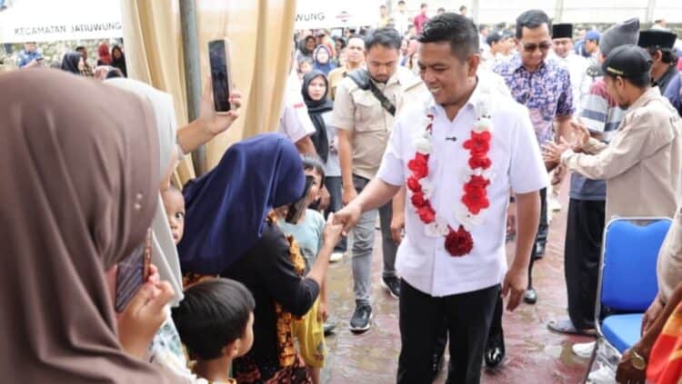 BERSALAMAN : Gubernur Banten Andra Soni, bersalaman dengan warga Pasir Jaya, Kecamatan Jatiuwung, Kota Tangerang, saat meresmikan jalan Kopi. (ISTIMEWA)