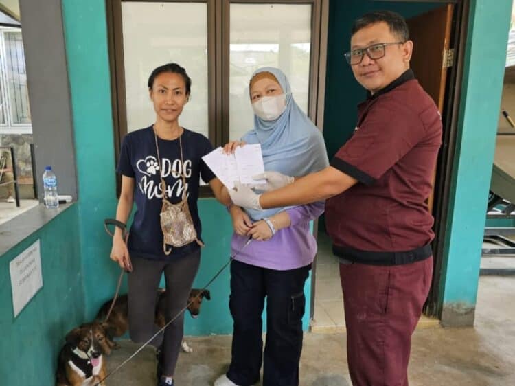 BEBAS RABIES : Pegawai kesehatan hewan Distan Banten, menyerahkan hasil pemeriksaan hewan bebas rabies. (ISTIMEWA)