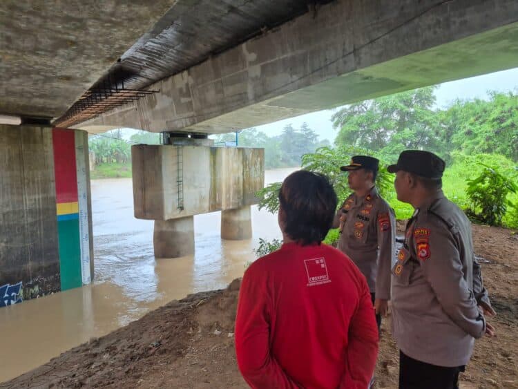 MONITORING - Personel Polsek Jajaran Polres Serang, melakukan monitoring di sejumlah wilayah rawan banjir di wilayah hukum Polres Serang. (ISTIMEWA)