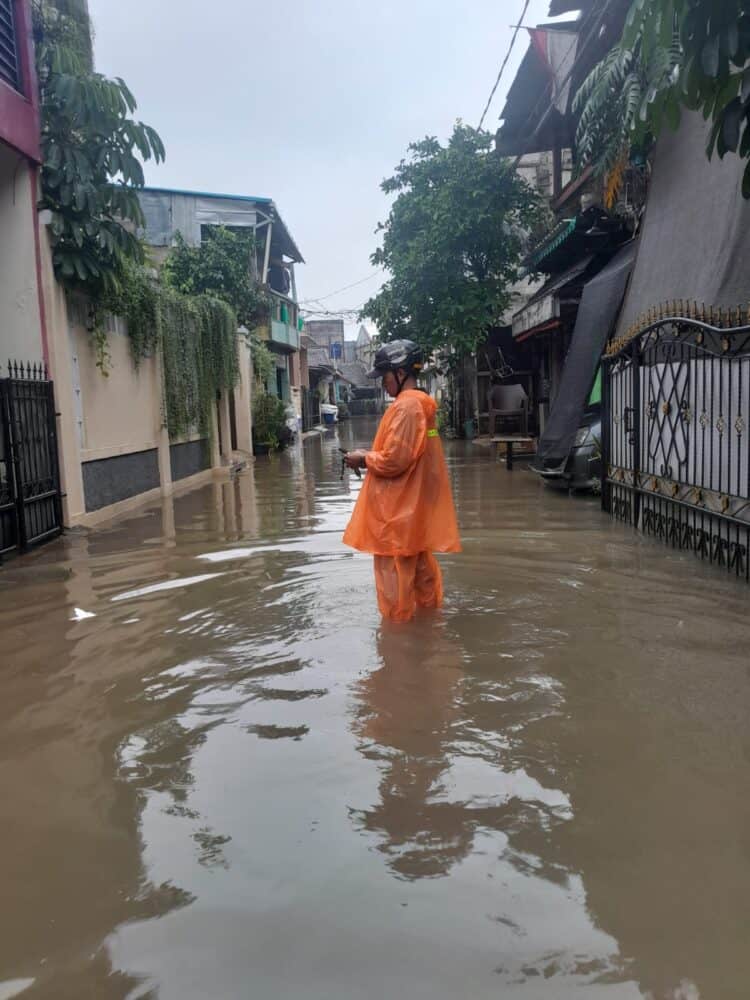 Petugas BPBD Kota Tangerang Selatan memantau kondisi banjir yang dipicu hujan lebat pada Senin (12/1). BMKG memprakirakan cuaca buruk masih akan terjadi. (ISTIMEWA)