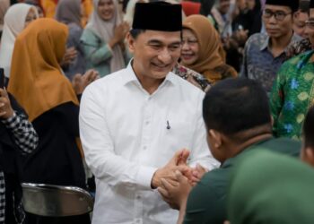 BERSALAMAN : Wagub Banten Achmad Dimyati Natakusumah, bersalaman dengan pengurus PGMI. (ISTIMEWA)