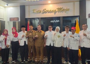 Penyerahan aset tanah dan gedung, dilakukan langsung oleh Ketua PMI Kabupaten Serang, Fahmi Hakim, kepada Walikota Serang Budi Rustandi, Senin (12/1/2026). (ISTIMEWA)