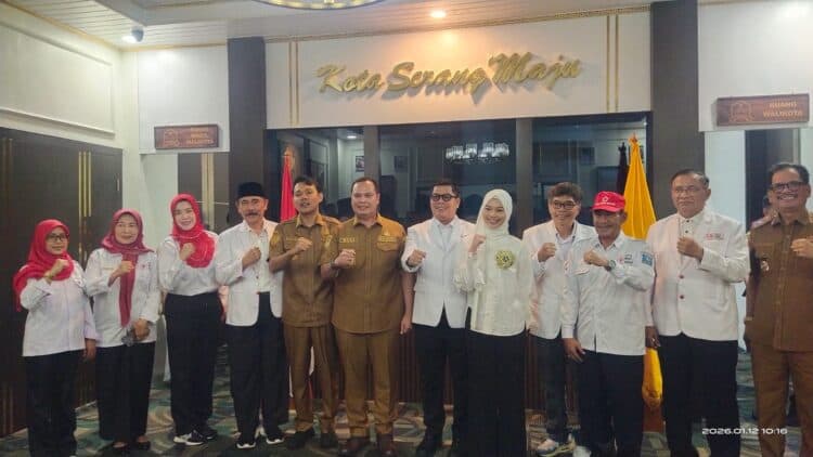 Penyerahan aset tanah dan gedung, dilakukan langsung oleh Ketua PMI Kabupaten Serang, Fahmi Hakim, kepada Walikota Serang Budi Rustandi, Senin (12/1/2026). (ISTIMEWA)