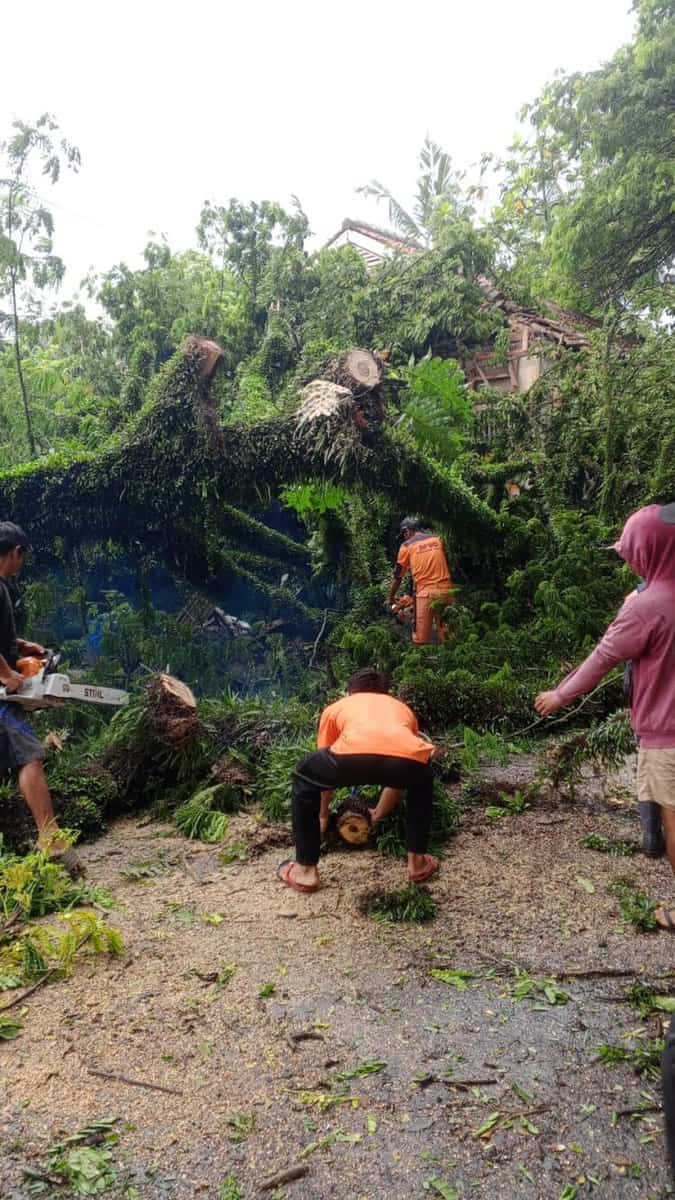 BENCANA - Cuaca buruk yang melanda sejumlah wilayah di Banten, mengakibatkan sebanyak 2.112 rumah terendam banjir, 2 rumah terdampak longsor dan 1 rumah terdampak angin kencang. Bencana tersebut, tersebar di 14 Desa 9 Kecamatan Se-Kabupaten Serang. (ISTIMEWA)