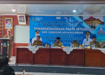 Bupati Serang Ratu Rachmatuzakiyah, saat rapat dinas dirangkaikan dengan penyerahan DPA SKPD, Penandatangan Fakta Integritas dan Launching Aplikasi Siboss, di lingkungan Pemkab Serang. (ISTIMEWA)