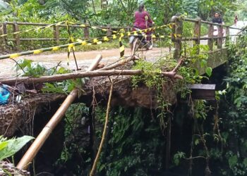 HAMPIR PUTUS : Jembatan Cinyiriuan di Kampung/Desa Koranji, Kecamatan Cadasari, Kabupaten Pandeglang hampir putus. Kondisi itu terjadi sejak satu bulan terakhir dan belum mendapat perhatian pemerintah setempat. (ISTIMEWA)
